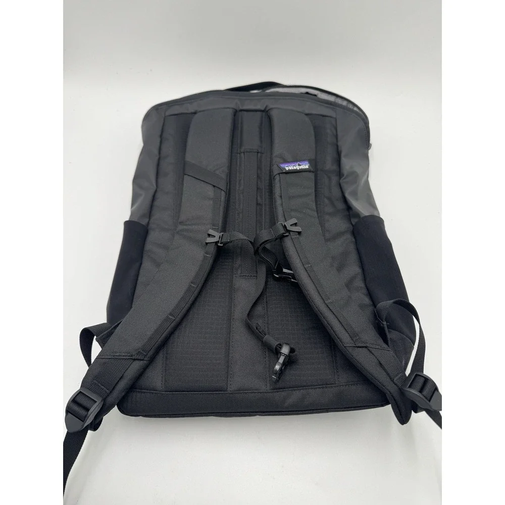 Patagonia 25L Black Hole Pack Black NWT $150 MSRP